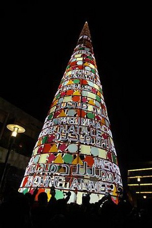 Người Lebanon trang trí cây thông bằng những cánh thiệp chúc mừng Giáng sinh với những ngôn ngữ khác nhau ở Beirut - Ảnh: AFP